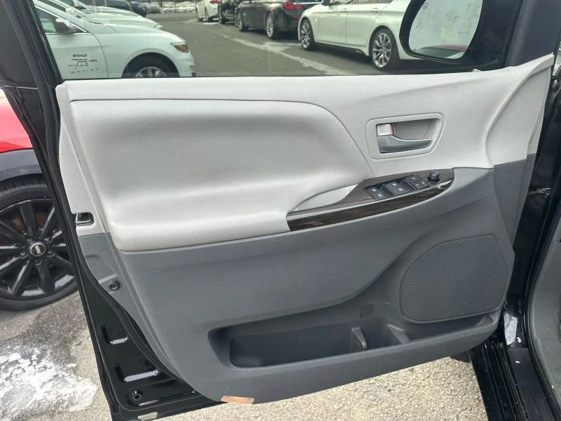 2015 Toyota Sienna 3rd Gen - Image 9 of 12