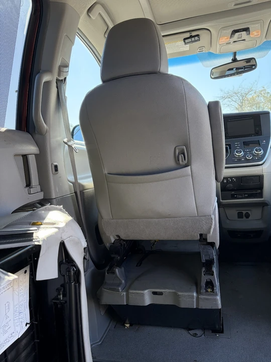 2015 Toyota Sienna 3rd Gen - Image 16 of 21
