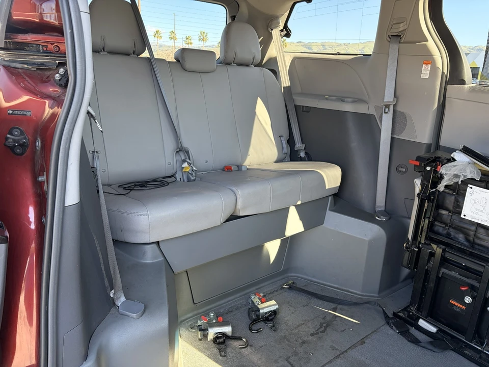 2015 Toyota Sienna 3rd Gen - Image 9 of 21