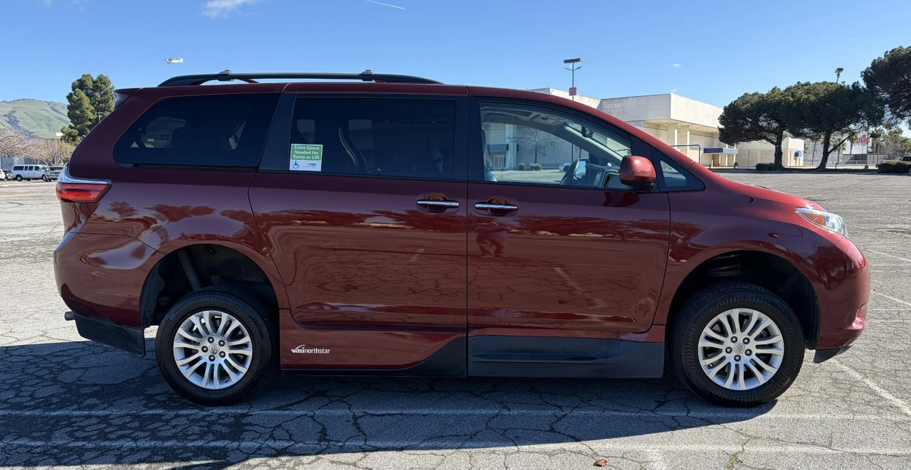 2015 Toyota Sienna 3rd Gen - Image 4 of 21