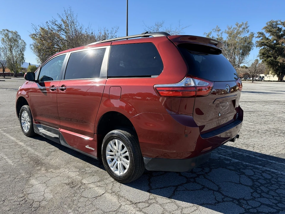 2015 Toyota Sienna 3rd Gen - Image 7 of 21