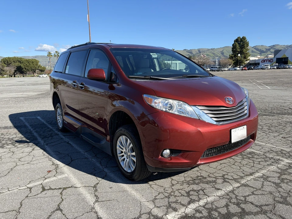 2015 Toyota Sienna 3rd Gen - Image 3 of 21