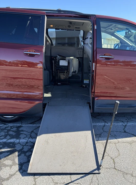 2015 Toyota Sienna 3rd Gen - Image 11 of 21