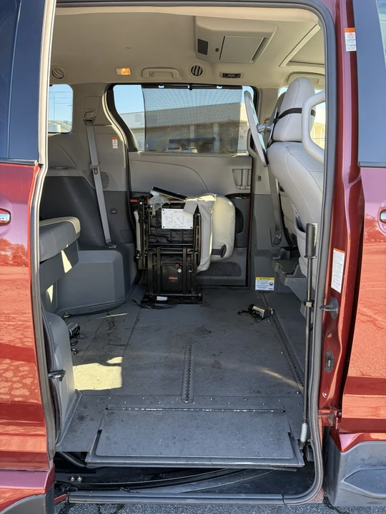 2015 Toyota Sienna 3rd Gen - Image 10 of 21