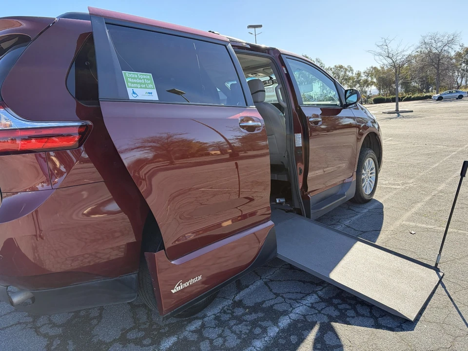 2015 Toyota Sienna 3rd Gen - Image 13 of 21