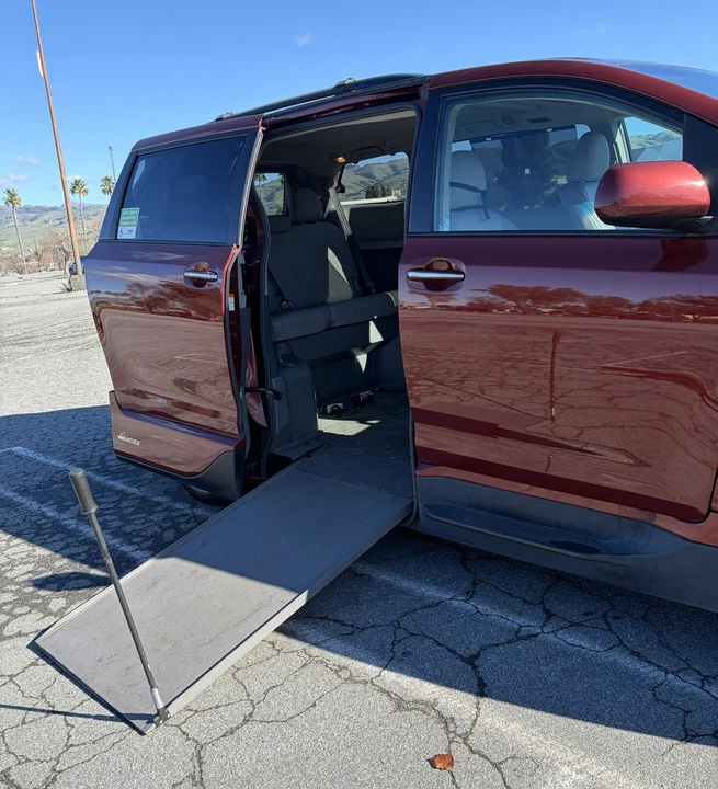2015 Toyota Sienna 3rd Gen - Image 12 of 21