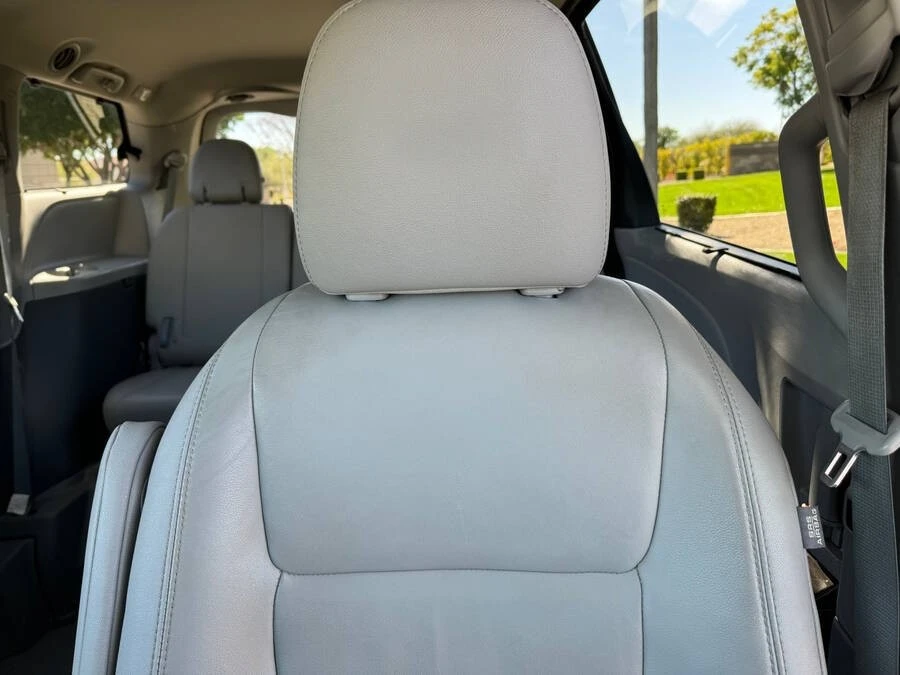 2015 Toyota Sienna 3rd Gen - Image 7 of 15