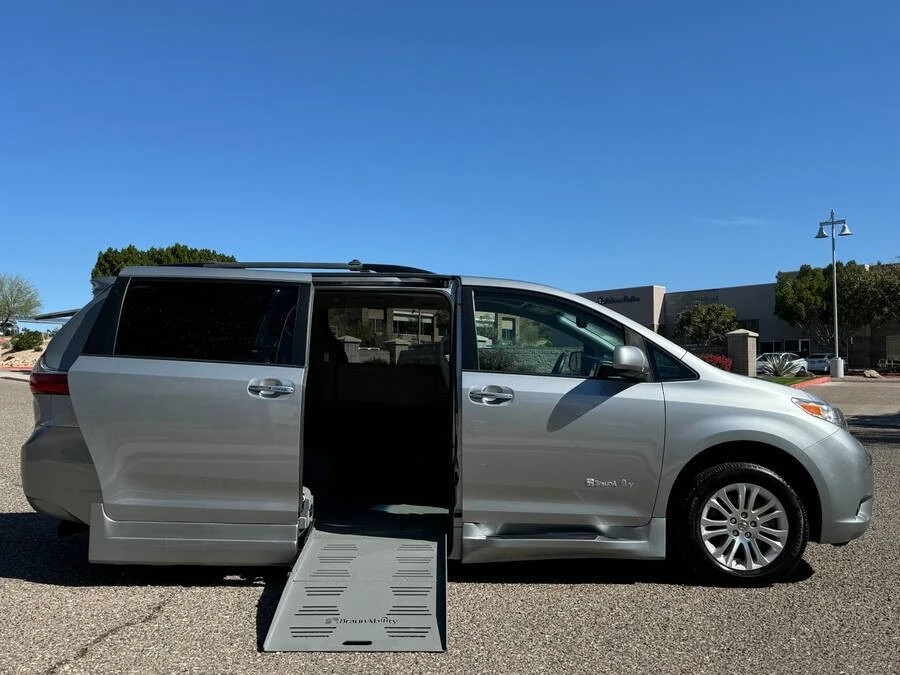 2015 Toyota Sienna 3rd Gen - Image 3 of 15