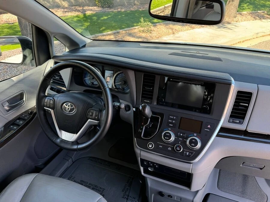 2015 Toyota Sienna 3rd Gen - Image 4 of 15