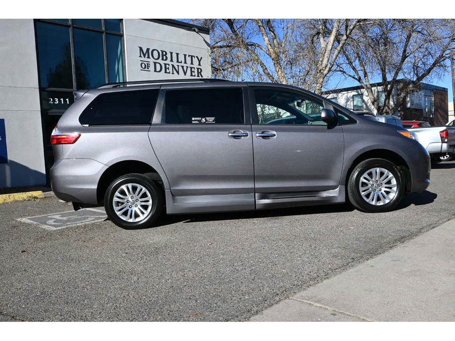 2015 Toyota Sienna 3rd Gen - Image 5 of 21