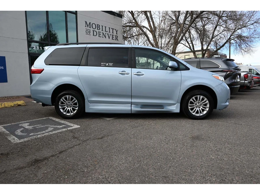 2015 Toyota Sienna 3rd Gen - Image 5 of 12