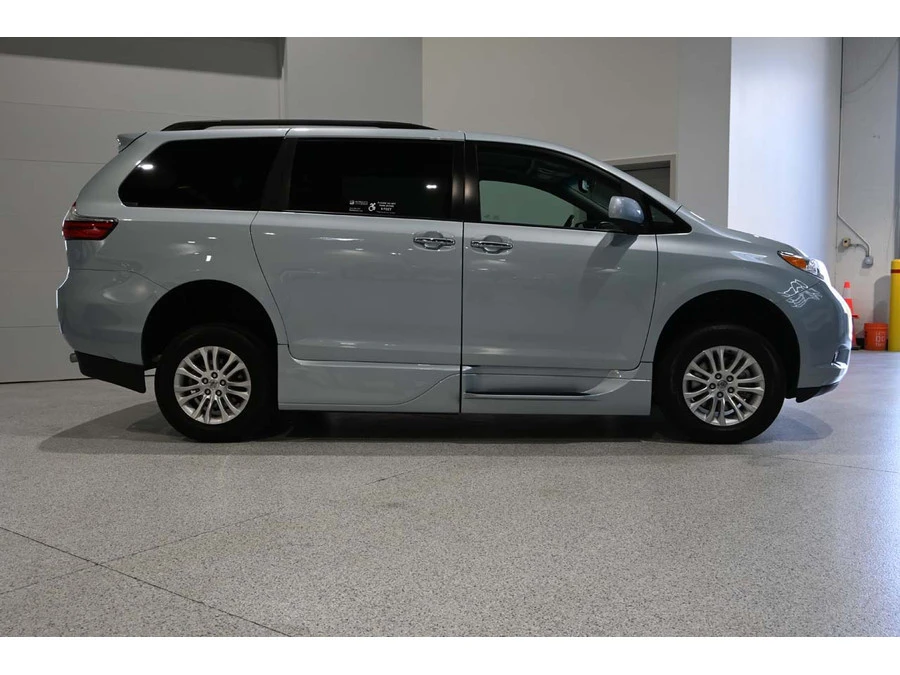2015 Toyota Sienna 3rd Gen - Image 5 of 12