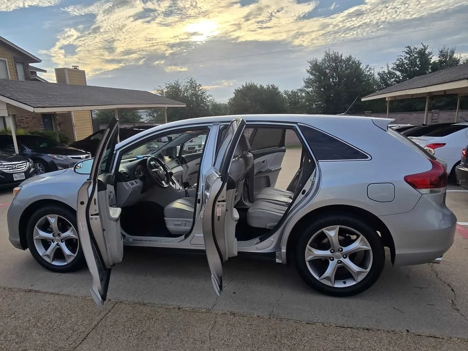 2015 Toyota Venza - Image 2 of 15