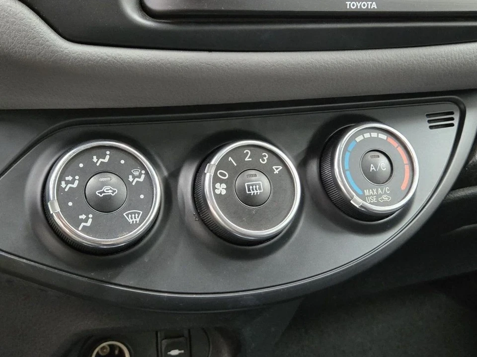 2015 Toyota Yaris - Image 16 of 19