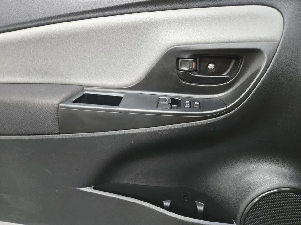 2015 Toyota Yaris - Image 12 of 17