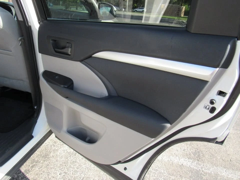 2015 Toyota Highlander - Image 12 of 19