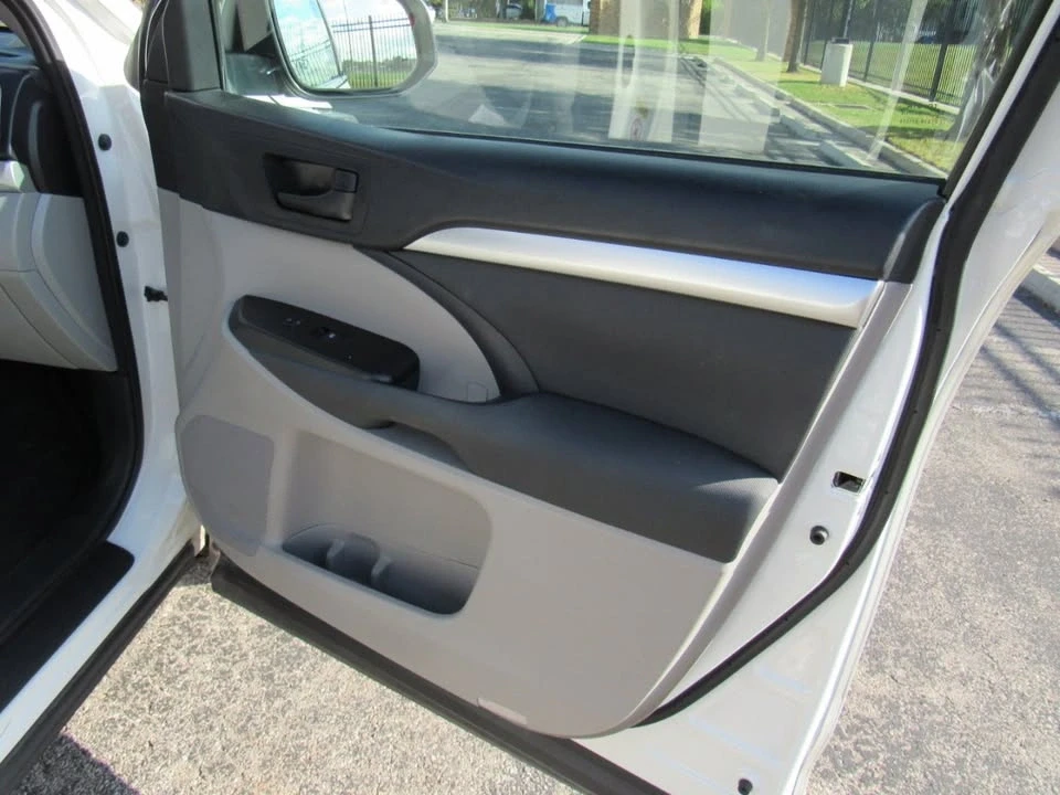 2015 Toyota Highlander - Image 13 of 19