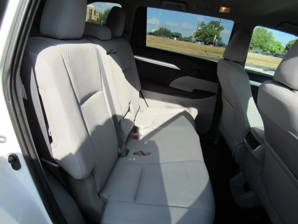 2015 Toyota Highlander - Image 16 of 19