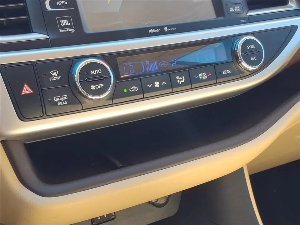 2015 Toyota Highlander - Image 8 of 16
