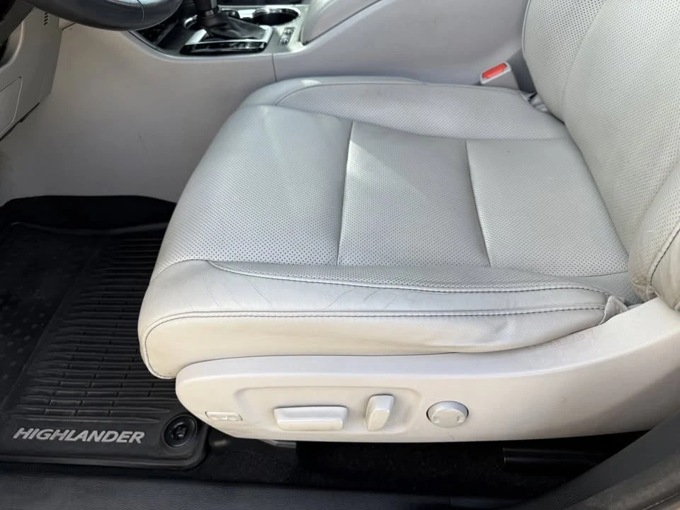 2015 Toyota Highlander - Image 13 of 20