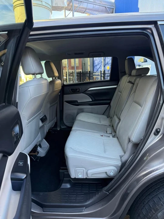 2015 Toyota Highlander - Image 8 of 12