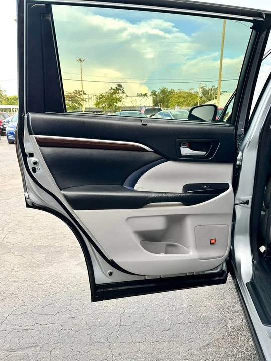 2015 Toyota Highlander - Image 11 of 20