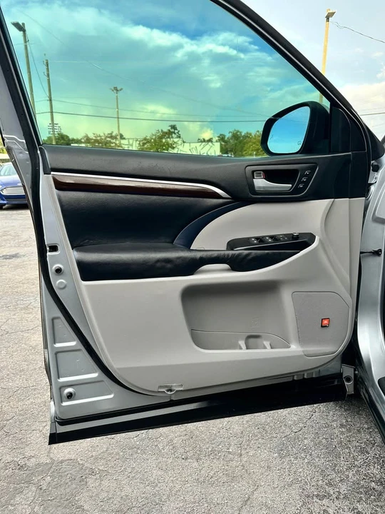 2015 Toyota Highlander - Image 16 of 20