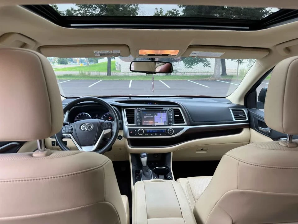 2015 Toyota Highlander - Image 8 of 11
