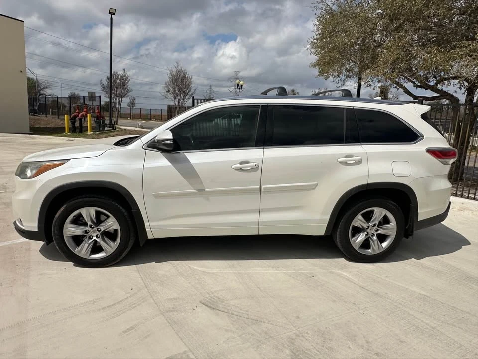 2015 Toyota Highlander - Image 2 of 16