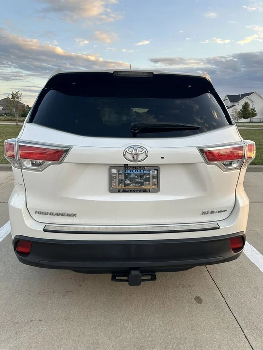 2015 Toyota Highlander - Image 2 of 10