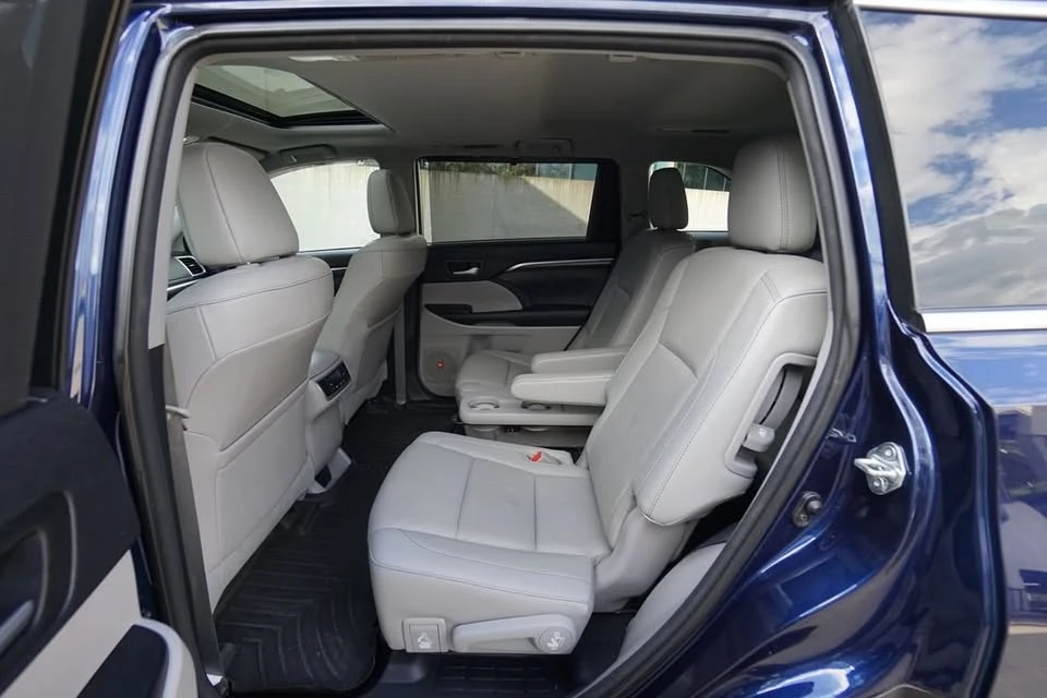 2015 Toyota Highlander - Image 8 of 12