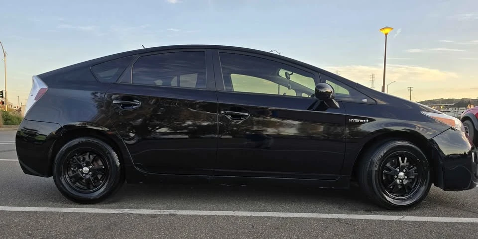 2015 Toyota Prius 3rd Gen - Image 9 of 12