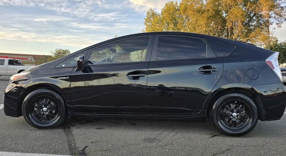 2015 Toyota Prius 3rd Gen - Image 5 of 12