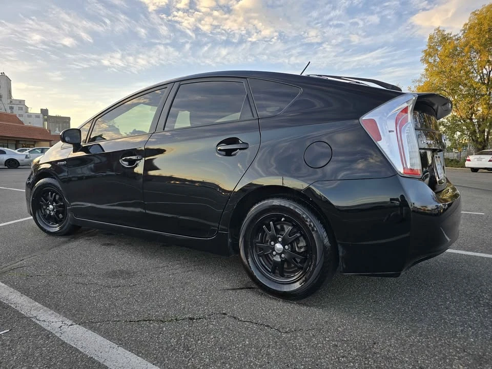 2015 Toyota Prius 3rd Gen - Image 3 of 12