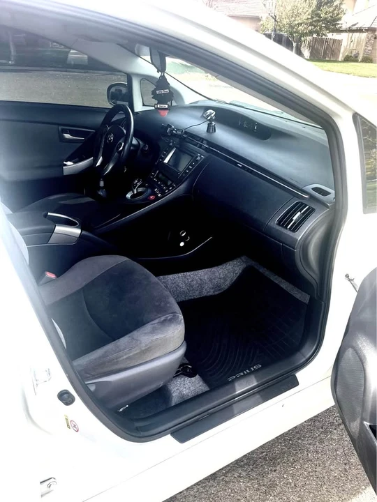 2015 Toyota Prius 3rd Gen - Image 5 of 11