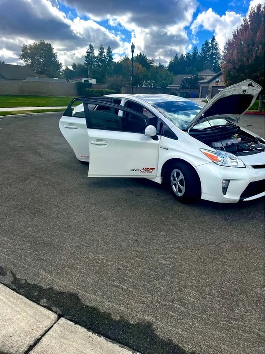 2015 Toyota Prius 3rd Gen - Image 2 of 11