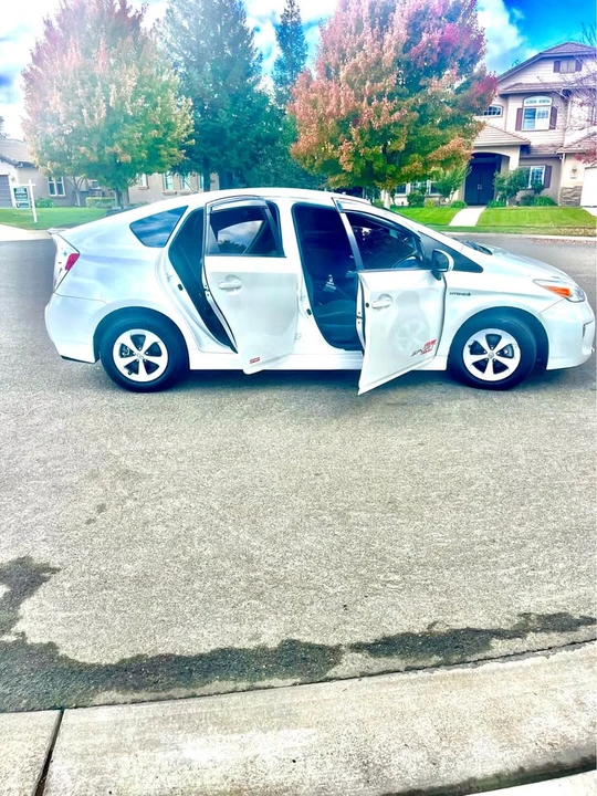 2015 Toyota Prius 3rd Gen - Image 3 of 11