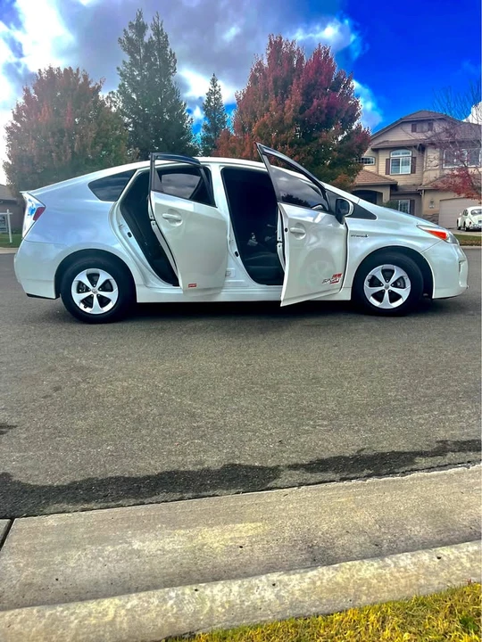 2015 Toyota Prius 3rd Gen - Image 10 of 11