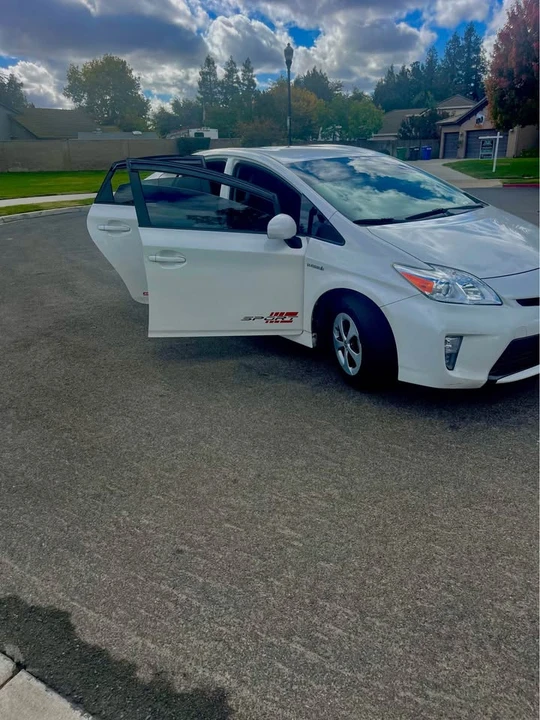 2015 Toyota Prius 3rd Gen - Image 4 of 11