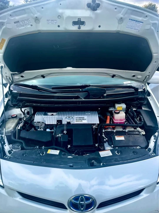 2015 Toyota Prius 3rd Gen - Image 9 of 11