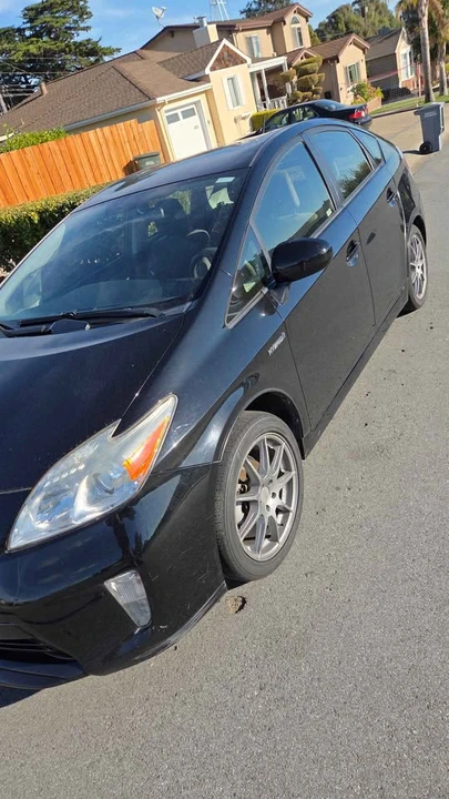 2015 Toyota Prius 3rd Gen - Image 2 of 4