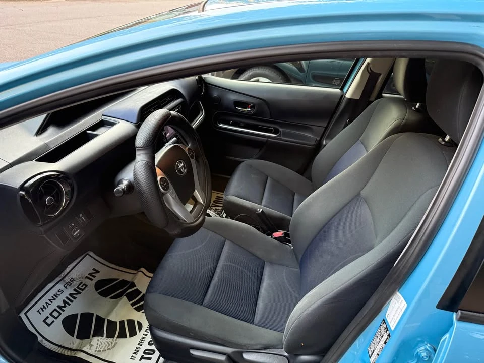 2015 Toyota Prius 3rd Gen - Image 5 of 9