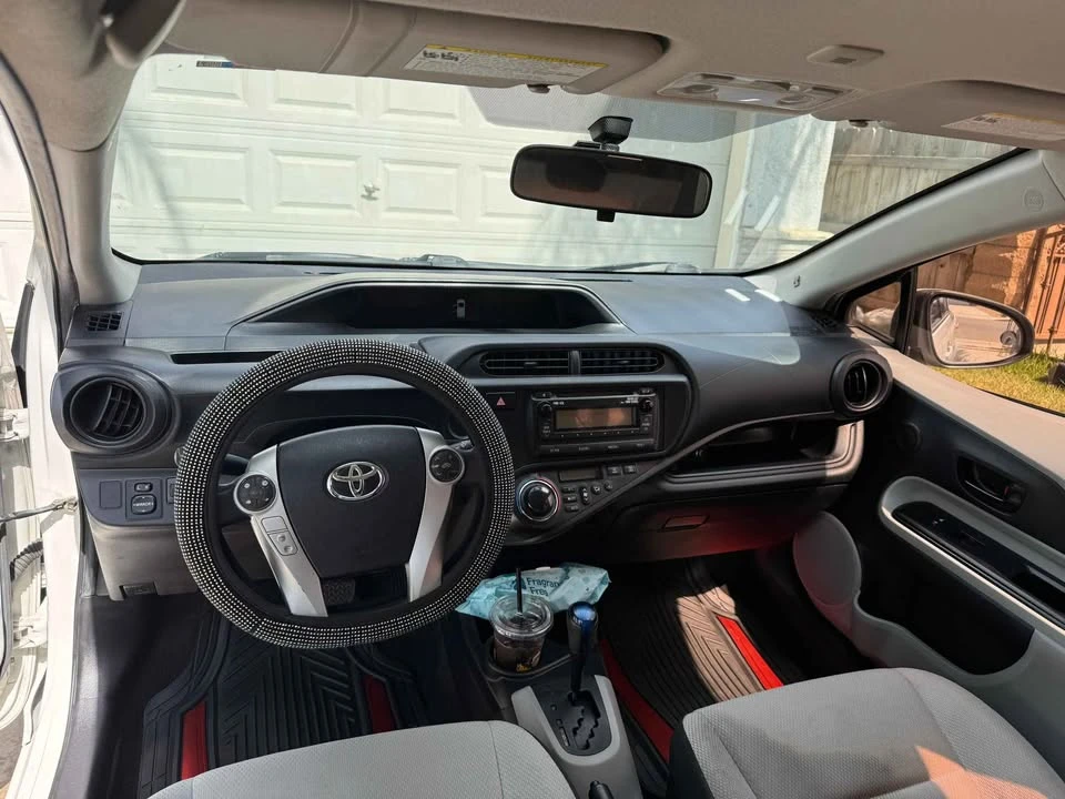 2015 Toyota Prius 3rd Gen - Image 5 of 7