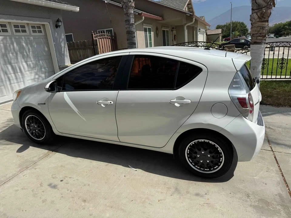 2015 Toyota Prius 3rd Gen - Image 3 of 7