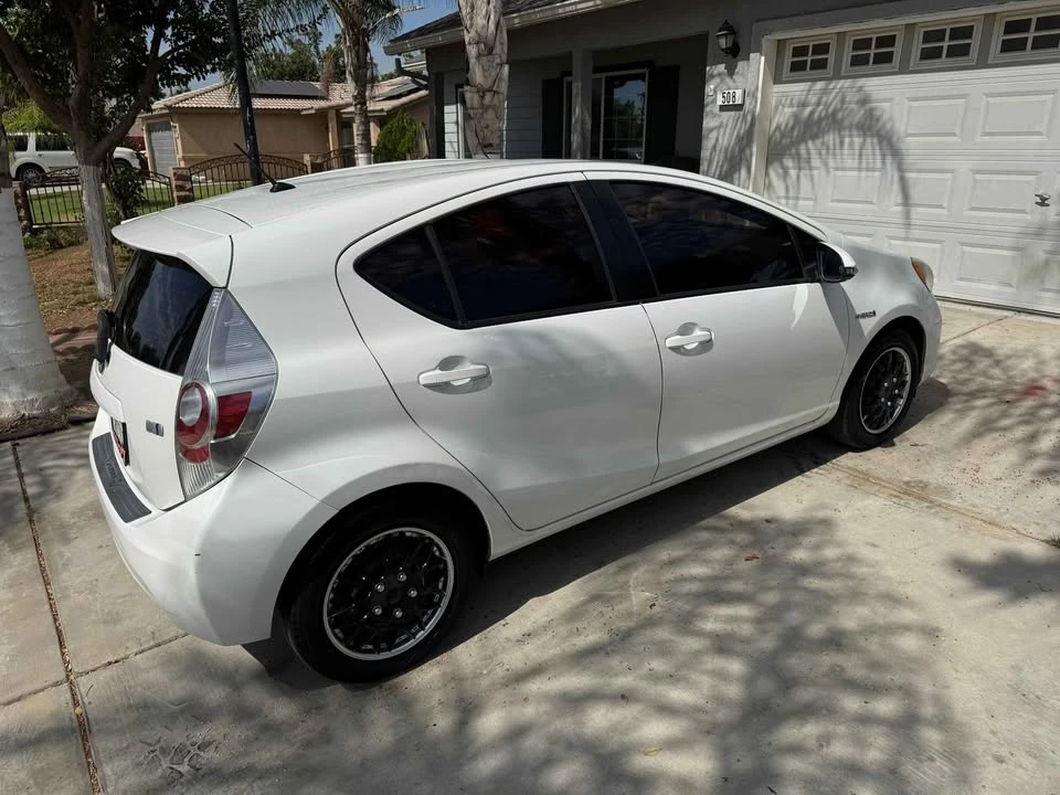 2015 Toyota Prius 3rd Gen - Image 4 of 7