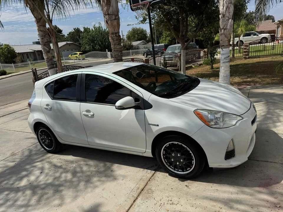 2015 Toyota Prius 3rd Gen - Image 2 of 7