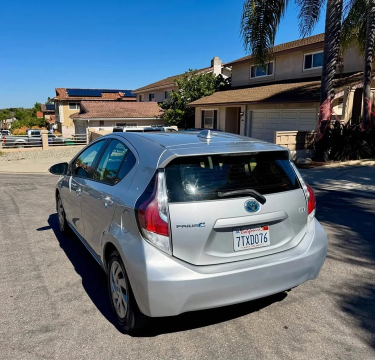 2015 Toyota Prius 3rd Gen - Image 7 of 14