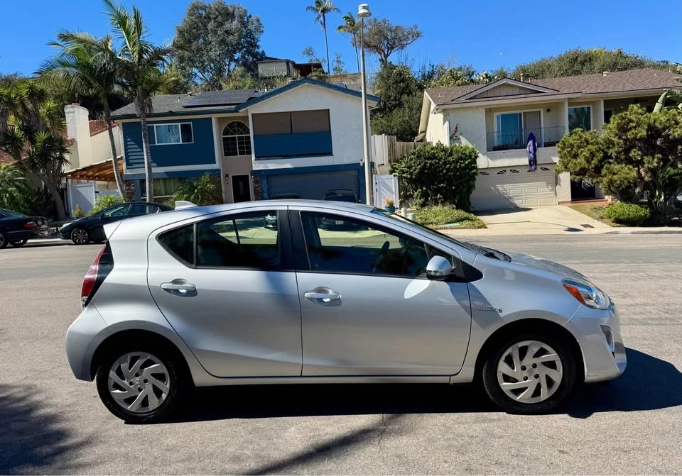 2015 Toyota Prius 3rd Gen - Image 11 of 14