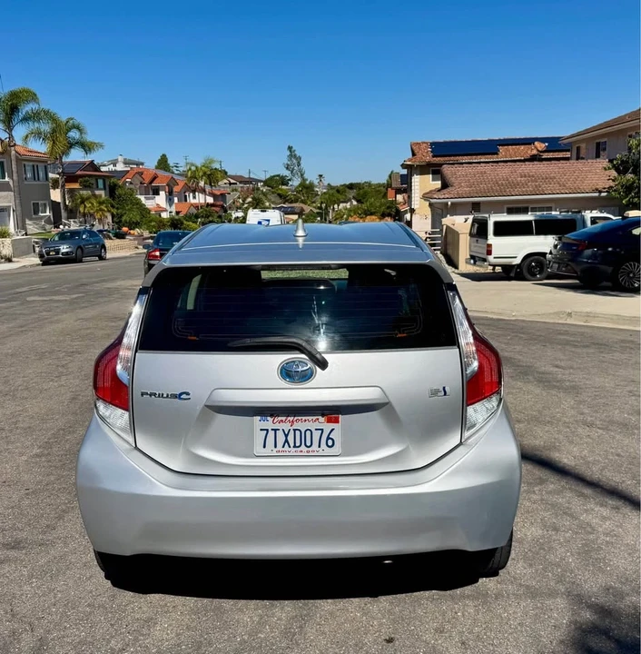 2015 Toyota Prius 3rd Gen - Image 8 of 14
