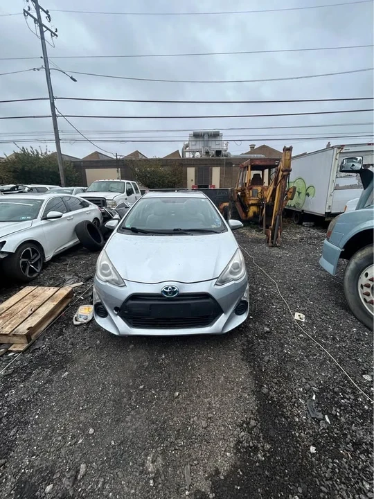 2015 Toyota Prius 3rd Gen - Image 2 of 10
